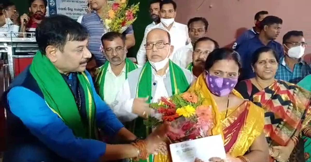 ନନ୍ଦପୁର ଗ୍ରାମ ପଞ୍ଚାୟତରେ ହିତାଧିକାରୀଙ୍କୁ ବିଜୁ ସ୍ଵାସ୍ଥ୍ୟ କଲ୍ୟାଣ ଯୋଜନା ସ୍ମାର୍ଟ ହେଲଥ କାର୍ଡ ବଣ୍ଟନ କଲେ ଚିଲିକା ବିଧାୟକ !!!