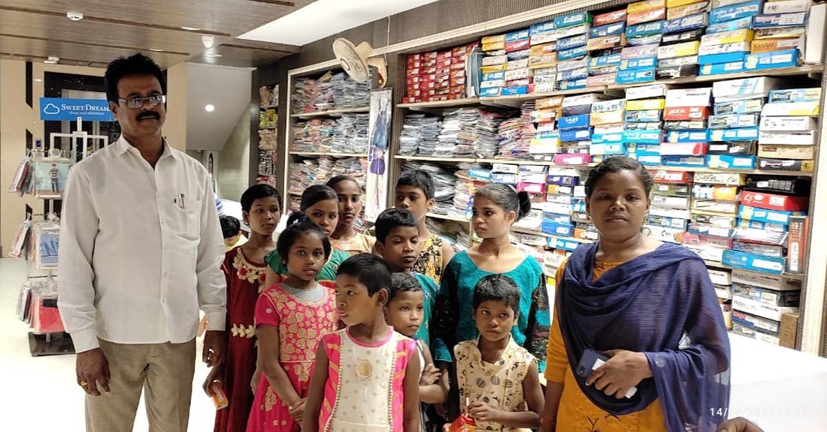 ଅନାଥ ପିଲାଙ୍କ ମନ ପସନ୍ଦର ଡ୍ରେସ କିଣାଇଲା ଜିଲ୍ଲା ପ୍ରଶାସନ !!!