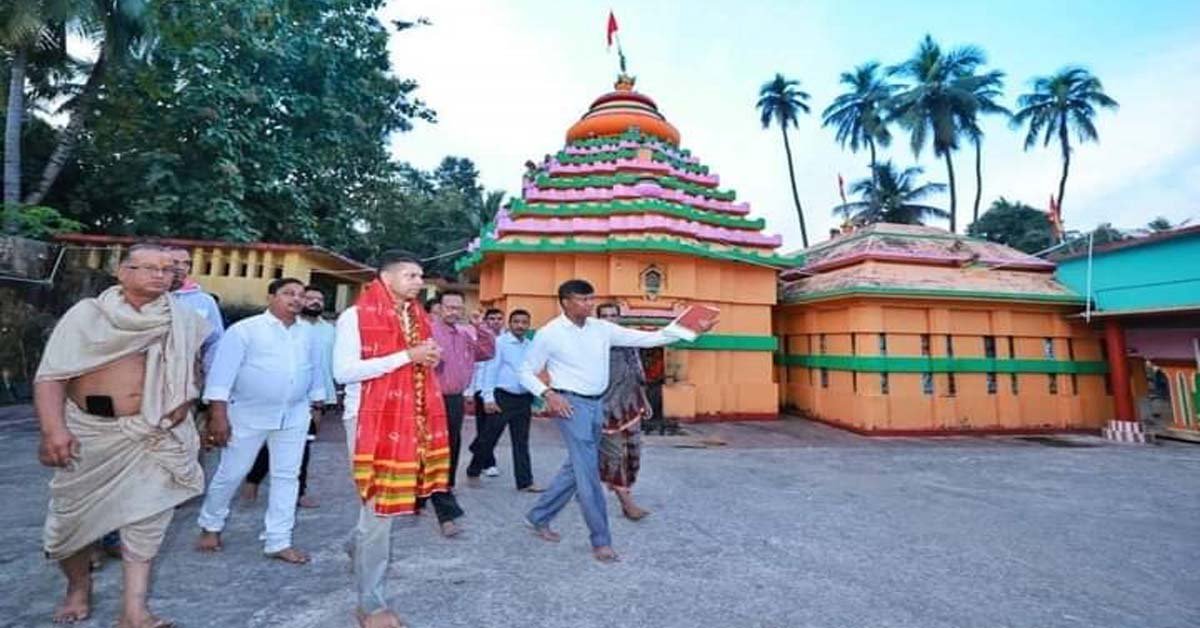 ବାଣପୁର ମା’ ଭଗବତୀ ମନ୍ଦିର ଦର୍ଶନ କରି ଉନ୍ନୟନ ପ୍ରକଳ୍ପକୁ ନେଇ ଆଲୋଚନା କଲେ ୫ ଟି ସଚିବ ଭି କେ ପାଣ୍ଡିଆନ !!!