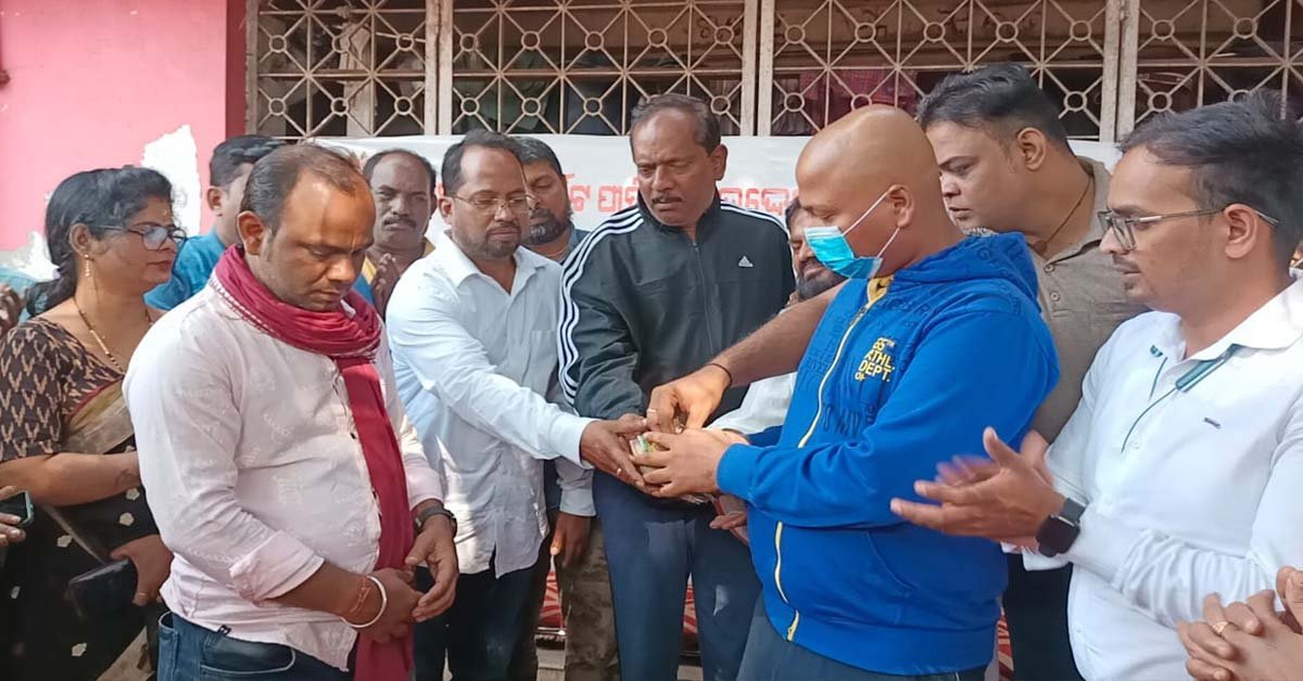 ୨୪ ତମ ସମାଜମଙ୍ଗଳ ହୁଣ୍ଡିରୁ କର୍କଟ ପିଡ଼ିତ ଶୁଭ୍ରାଂଶୁ ଙ୍କୁ ସାହାଯ୍ୟ ର ହାତ ବଢ଼ାଇଲା କଳ୍ପନା ଛକଟୋକା ସଙ୍ଘ !!!