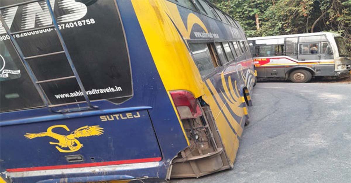 ଗାଜଲବାଡ଼ି ଘାଟି ରେ ଦୁଇ ବସ୍‌ ମୁହାଁମୁହିଁ : ଅଳ୍ପକେ ବର୍ତ୍ତିଲେ ଯାତ୍ରୀ !!!