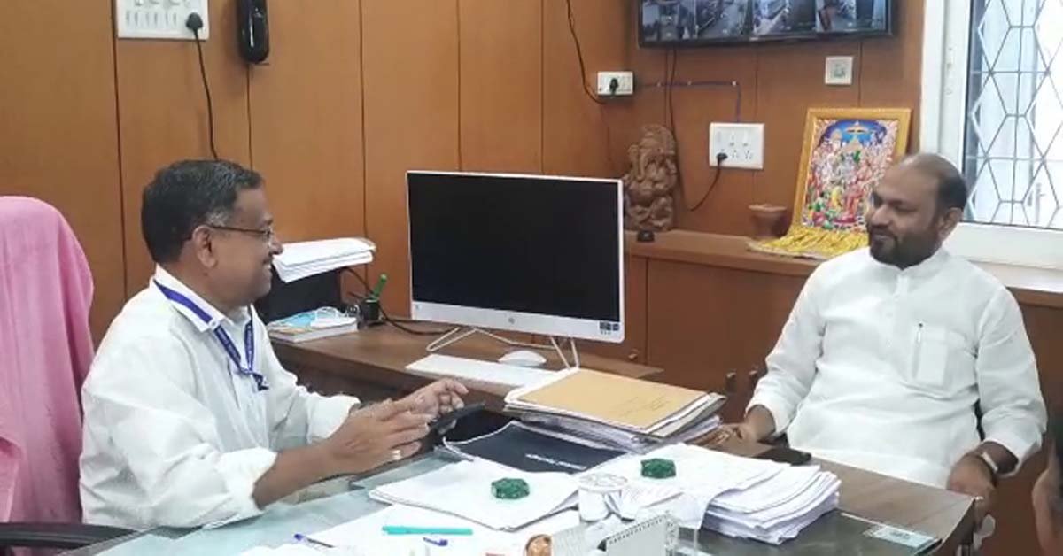 ବିଭିନ୍ନ ସମସ୍ୟାକୁ ନେଇ କଟକ ବଡ ମେଡ଼ିକାଲ ଅଧୀକ୍ଷକଙ୍କୁ ଭେଟିଲେ ବିଧାୟକ ମହମ୍ମଦ ମୋକିମ !!!