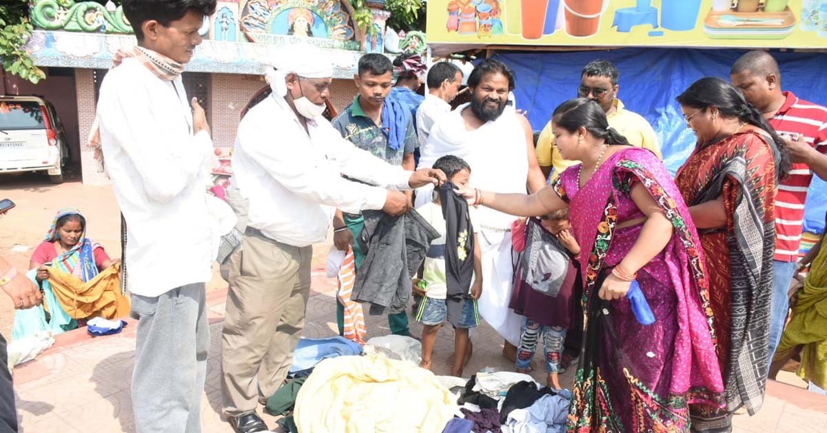 ସମାଜସେବୀ ମାନଙ୍କ ପକ୍ଷରୁ ଅସହାୟଙ୍କୁ ବସ୍ତ୍ର ବଣ୍ଟନ !!!