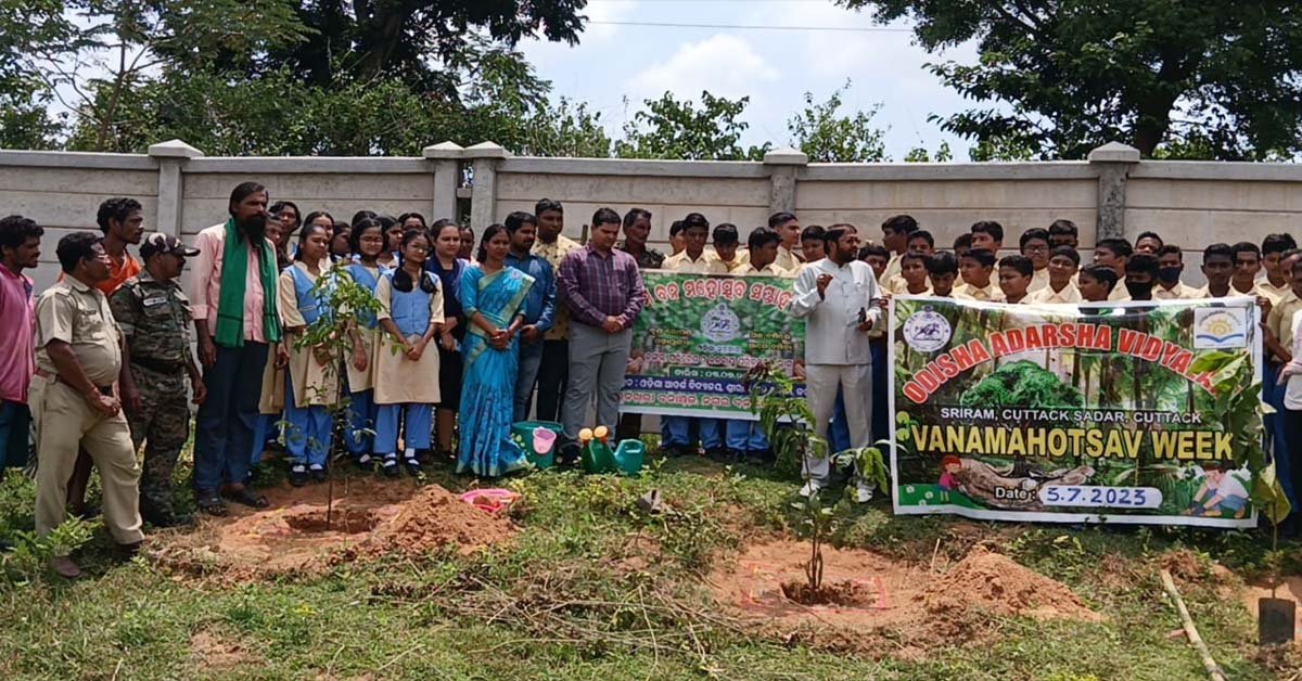 ୪୨ ମୌଜା ଓଡ଼ିଶା ଆଦର୍ଶ ବିଦ୍ୟାଳୟରେ ୭୪ ତମ ବନ ମହୋତ୍ସବ ପାଳିତ !!!