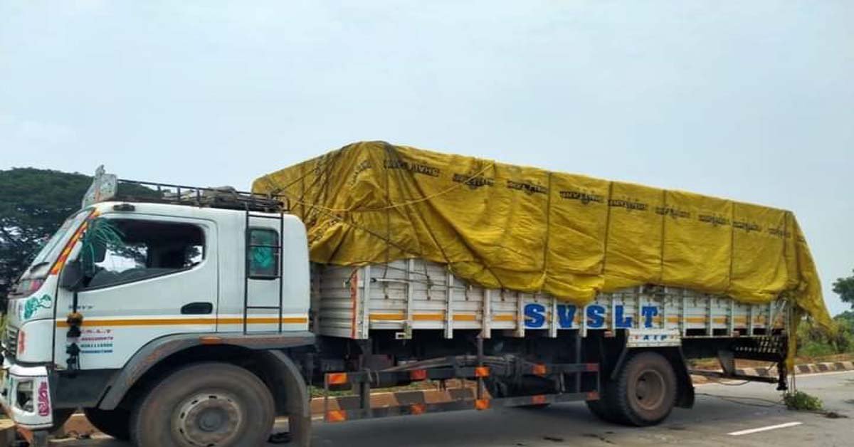 ୧୬ ନମ୍ବର ଜାତୀୟ ରାଜପଥ ବାଲୁଗାଁ ବାଣପୁର ବାଇପାସ ବ୍ରିଜ ଉପରୁ ଗୋରୁ ବୋଝେଇ ଟ୍ରକକୁ କାବୁ କଲା ଚିଲିକା ପ୍ରଖଣ୍ଡ ବଜରଙ୍ଗ ଦଳ !!!