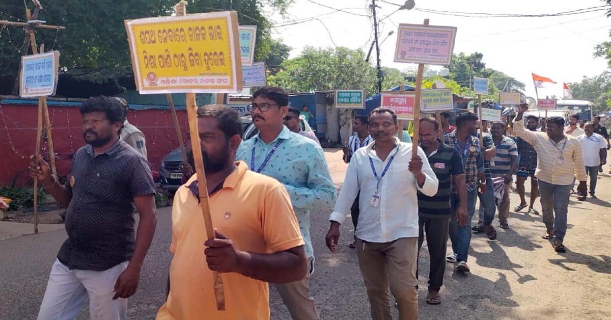 ଓଡିଶା ମୋଟର ଚାଳକ ସଂଘ ତରଫରୁ ପାରଳାଖେମୁଣ୍ଡିରେ ଚାଳକ ଦିବସ ପାଳିତ !!!