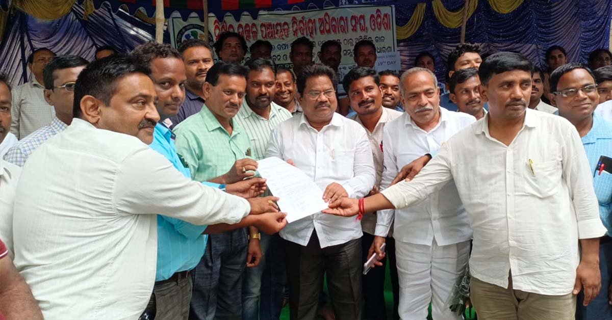 ପଞ୍ଚାୟତ ନିର୍ବାହୀ ଅଧିକାରୀ ସଂଘ କର୍ମକର୍ତ୍ତାଙ୍କୁ ଭେଟିଲେ ପାରଳାଖେମୁଣ୍ଡି ବିଧାୟକ !!!