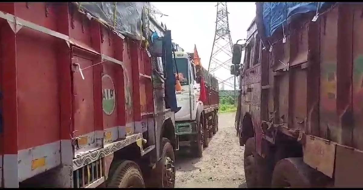 କଳିଙ୍ଗନଗରରେ ମାଇନ୍ସରୁ ଆସୁଥିବା ଲୋଡ ଗାଡି ଗୁଡ଼ିକୁ ଛେକିଲେ ସ୍ଥାନୀୟ ଗାଡି ମାଲିକ !!!