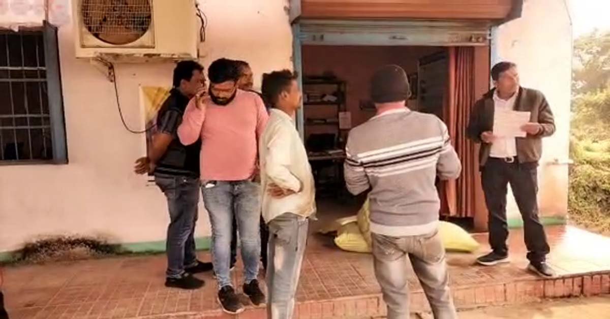 ବେଆଇନ ଭାବେ ଇଟା ବ୍ୟବସାୟୀଙ୍କ ବିଦ୍ୟୁତ କାଟିବା ନେଇ ପ୍ରତିବାଦ !!!