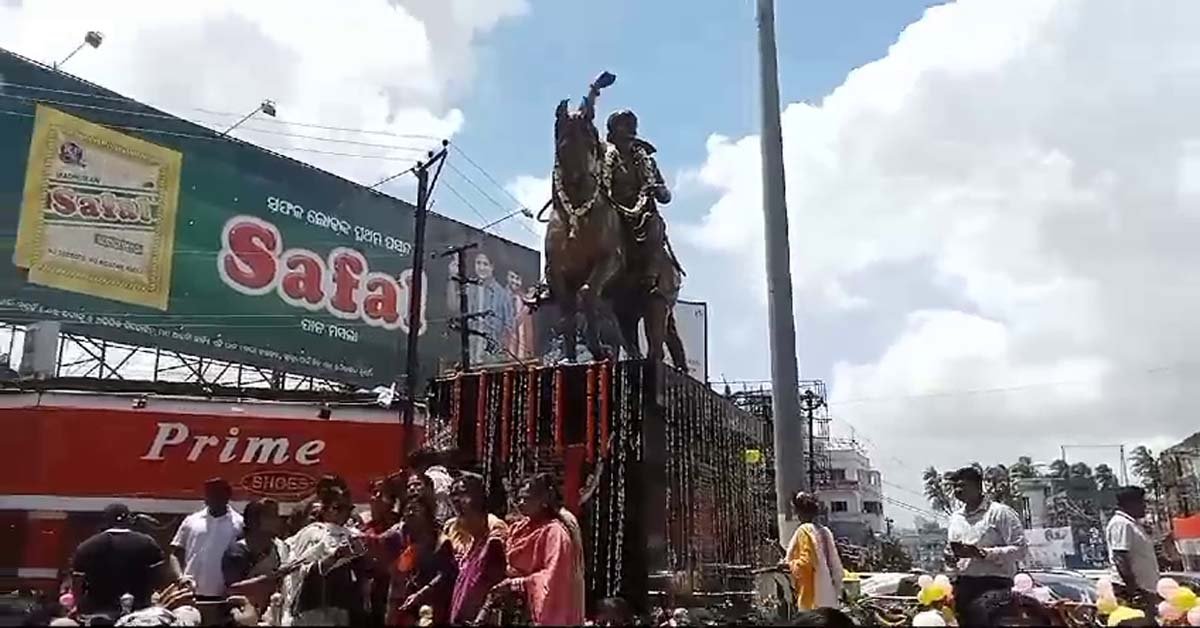 କଟକ ବକ୍ସି ବଜାର ଛକରେ ଉଦଘାଟନ ହେଲା ବକ୍ସି ଜଗବନ୍ଧୁଙ୍କ ପ୍ରତିମୂର୍ତ୍ତି !!!