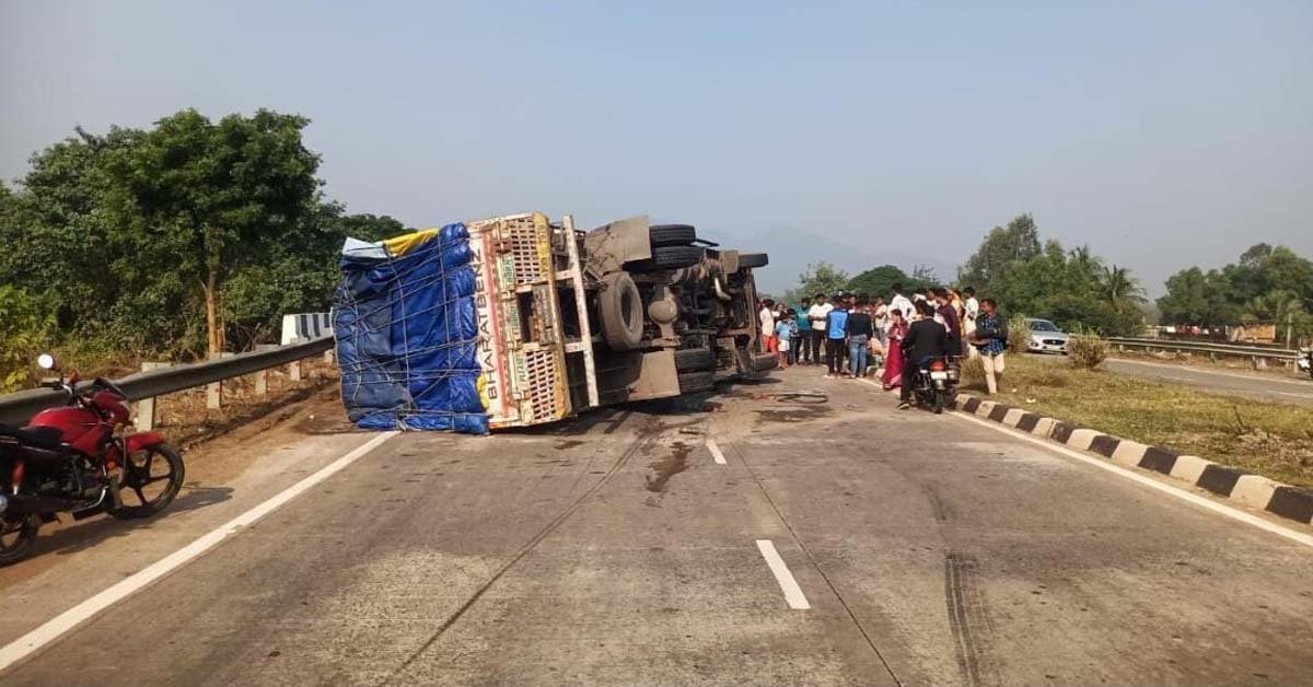 ବାଲୁଗାଁ ବାଣପୁର ୧୬ନଂ ଜାତୀୟ ରାଜପଥରେ ଓଲଟିଲା ଅଣ୍ଡା ବୋଝେଇ ଟ୍ରକ !!!