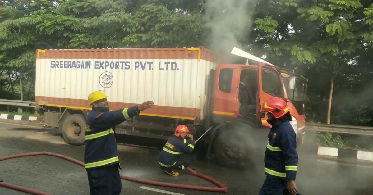 ମାଛ ନେଇ ଯାଉଥିବା ଚଳନ୍ତା ଟ୍ରକ ରେ ଲାଗିଲା ନିଆଁ !!!