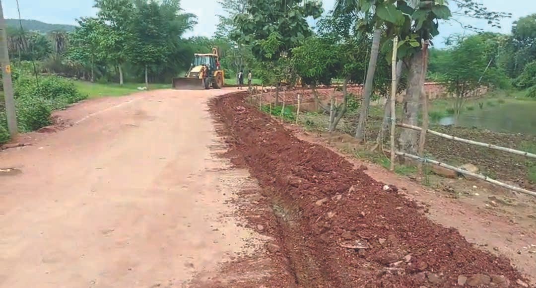 ଗ୍ରାମ୍ୟ ଉନ୍ନୟନ ବିଭାଗରେ ମହାଦୁର୍ନୀତି : ମାସେ ନ ପୂରୁଣୁ ରାସ୍ତା ଫାଟି ଆଁ !!!