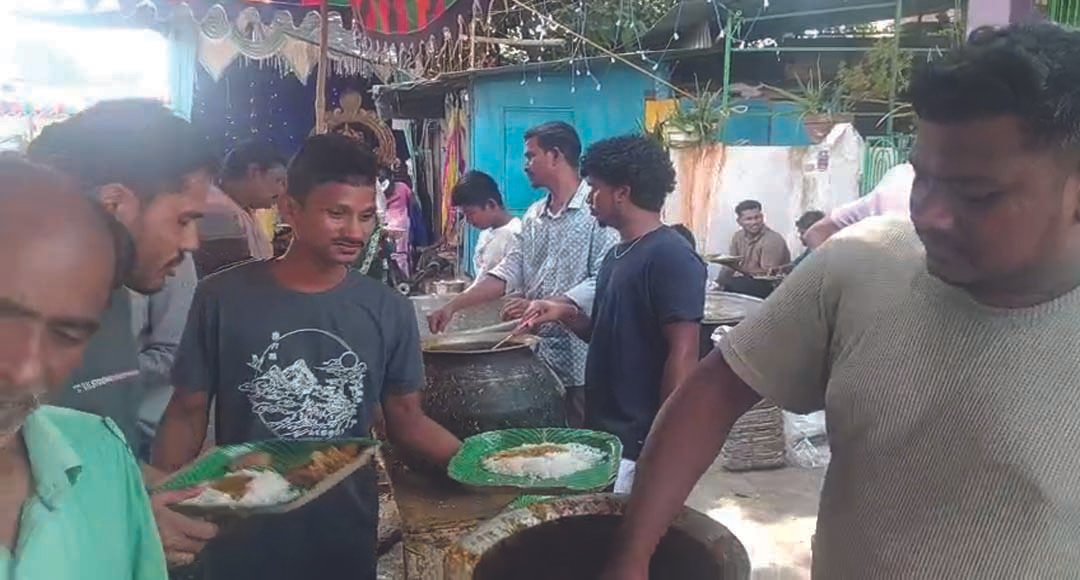 ଖଞ୍ଜା ସାହିର ଗଣେଶ ପୂଜା  ପକ୍ଷରୁ ଅନ୍ନ ପ୍ରସାଦ ବଣ୍ଟନ କାର୍ଯ୍ୟକ୍ରମ !!!