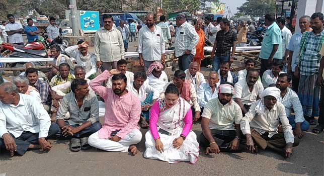 ନବ ନିର୍ମାଣ କୃଷକ ସଙ୍ଗଠନ ପକ୍ଷରୁ  ଚାଷୀଙ୍କ ବିଭିନ୍ନ ଦାବୀ ନେଇ ରାସ୍ତା ଅବରୋଧ ଓ ବିକ୍ଷୋଭ !!!