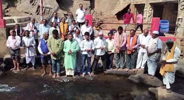 ମହାତ୍ମାଗାନ୍ଧୀଙ୍କ ଉଦ୍ଦେଶ୍ୟରେ ନୃସିଂହନାଥ ଠାରେ ତିଳ ତର୍ପଣ କଲେ ପାଣିମୋରା ଗ୍ରାମବାସୀ !!!