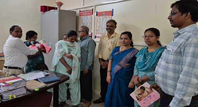 ଗଜପତିରୁ ପୋଷ୍ୟ ସନ୍ତାନ ଗ୍ରହଣ କଲେ ପଶ୍ଚିମବଙ୍ଗ ର ଏକକ ମାତୃ ପରିବାର !!!