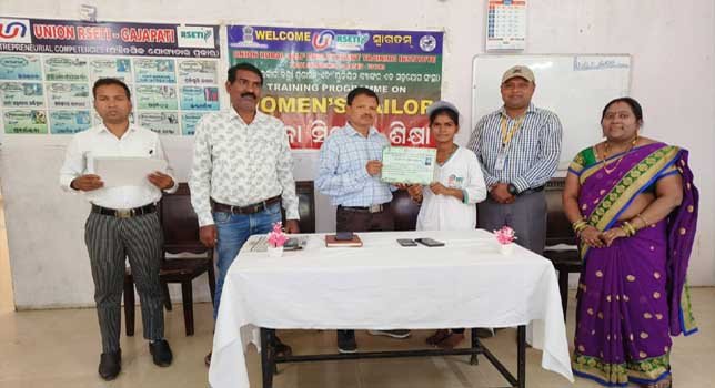 ମହିଳା ମାନଙ୍କୁ ସିଲେଇ ଶିକ୍ଷା ତାଲିମ କାର୍ଯ୍ୟକ୍ରମର ଉଦଯାପନ !!!