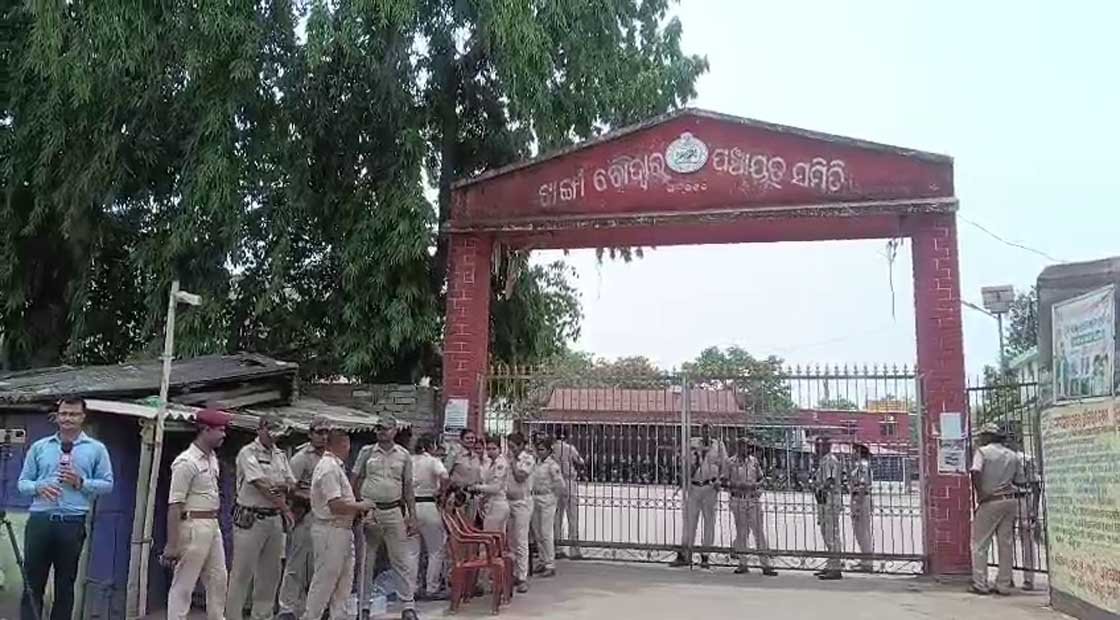 ଟାଙ୍ଗୀ ଚୌଦ୍ୱାର ସାମ୍ବାଦିକ ତାତିଲେ : ଅରିନ୍ଦମଙ୍କ ଚାରେଣୀ ଚାଉଳ ଭାଇରାଲ ଭିଡିଓ ର ପ୍ରତିବାଦ !!!