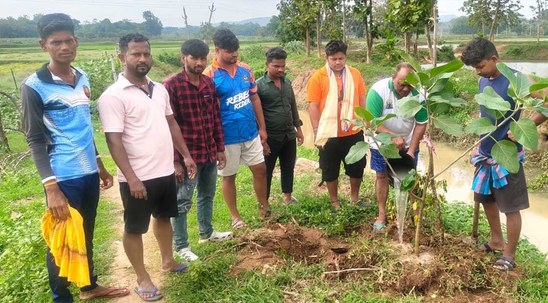 ବଟବୃକ୍ଷ ଉପହାର 300 ମିଶନରେ ଆଦର୍ଶ ଯୁବ ପରିଷଦ !!!