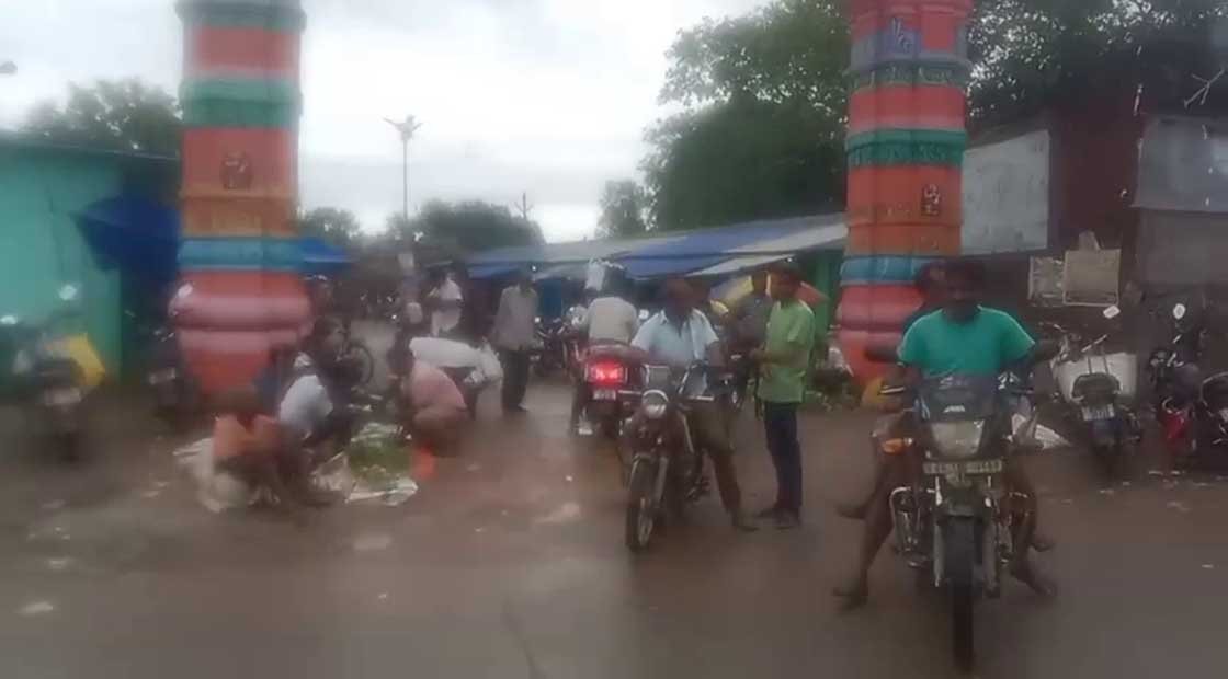 ମାନୁ ନାହାନ୍ତି ପରିବା ବିକାଳୀ : ରାସ୍ତାରେ ପସରା ମେଲାଇ ବସୁଛନ୍ତି – ଭିଡ ଅସମ୍ଭାଳ !!!