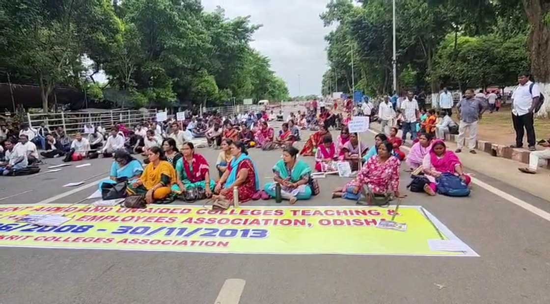 ପୁଣି ରାଜରାସ୍ତାରେ ଗର୍ଜିଲେ ଶିକ୍ଷକ !!!