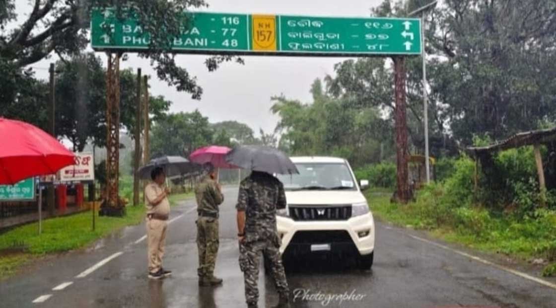 ଭୂସ୍ଖଳନ ଆଶଙ୍କାରେ କଳିଙ୍ଗା ଘାଟି ବନ୍ଦ : ପୁଲିସର ନାକାବନ୍ଦୀ, ବିକଳ୍ପ ରାସ୍ତାରେ ଯାତାୟାତ ପାଇଁ ପରାମର୍ଶ !!!