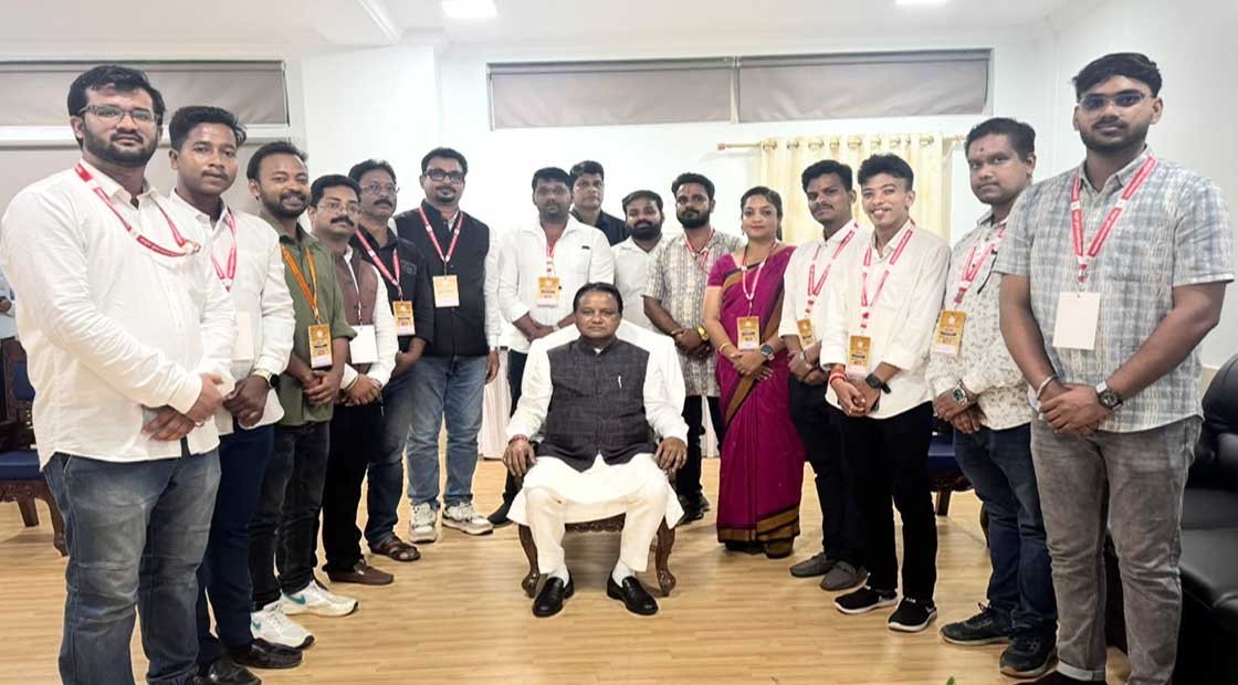 ମୁଖ୍ୟମନ୍ତ୍ରୀଙ୍କୁ ଭେଟିଲେ କଟକ ଜିଲ୍ଲା ବିଜେପି ଗଣମାଧ୍ୟମ ସଦସ୍ୟ !!!