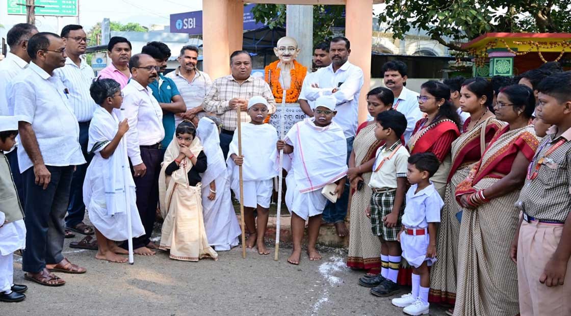 ଗାନ୍ଧୀ ଓ ଶାସ୍ତ୍ରୀ ଜୟନ୍ତୀ ପାଳିତ : ଗାନ୍ଧୀଙ୍କ ଅହିଂସା ଓ ଶାସ୍ତ୍ରୀଙ୍କ ସରଳତାର ବାର୍ତ୍ତା ନେଇ ସହର ପରିକ୍ରମା କଲେ ଛାତ୍ରଛାତ୍ରୀ !!!